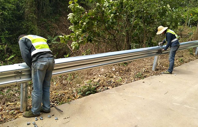 泸州高速公路护栏的定期维护与保养