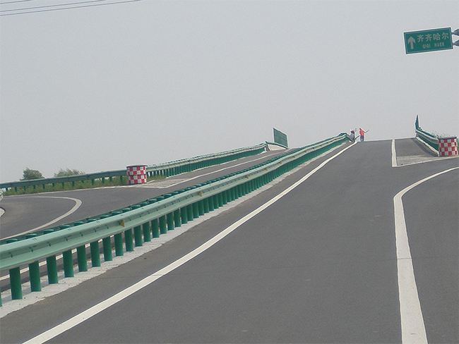 泸州高速公路护栏的材质与规格