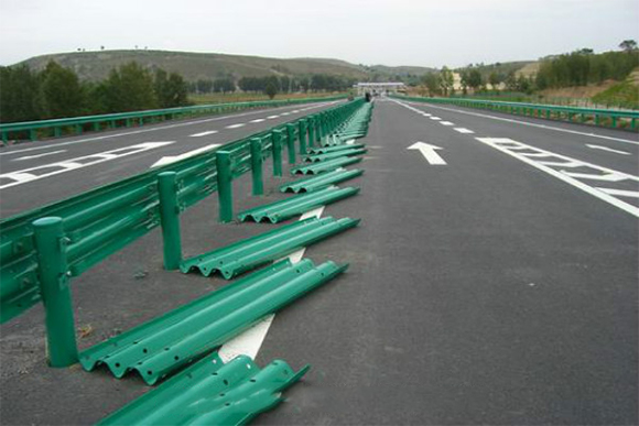 泸州波形护栏的维护与管理确保道路安全的关键步骤